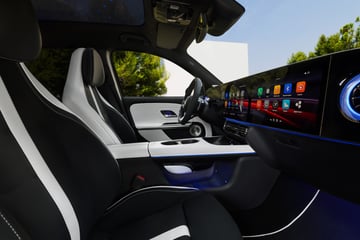 Der neue elektrische Mercedes-Benz GLB. Das SKY CONTROL Panoramadach mit beleuch ...