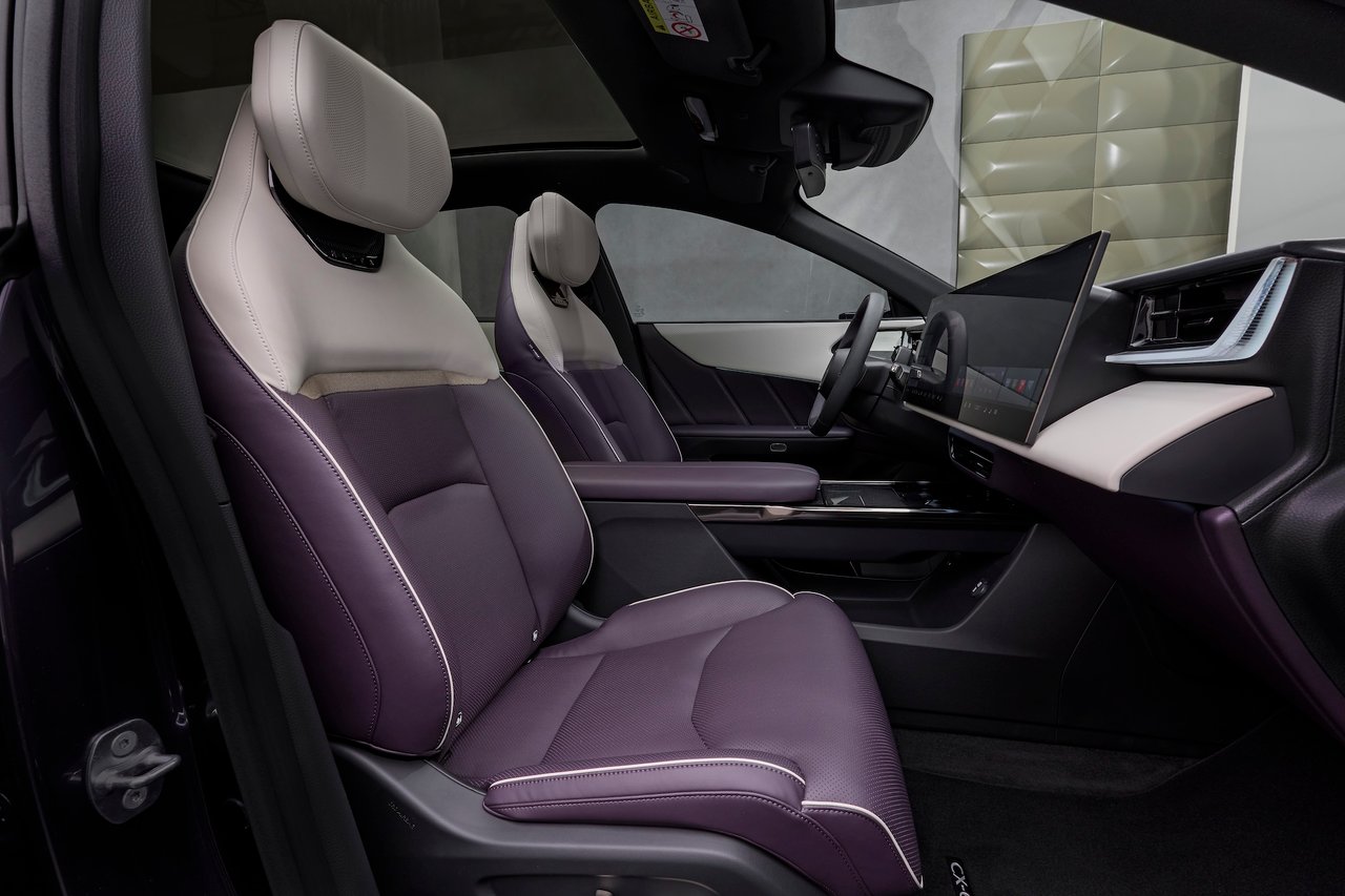 Dit zijn de stoelen in de Mazda CX-6e. In de hoofdsteunen zijn bluetooth-speakers ingebouwd.