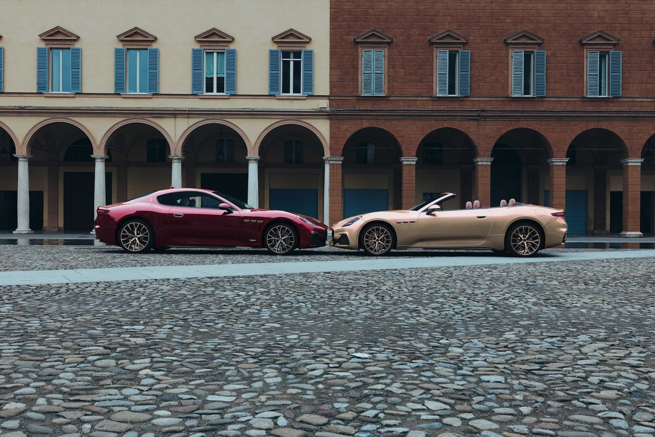 Maserati GranTurismoRosso Velluto en Maserati GranCabrio Oro Lirico
