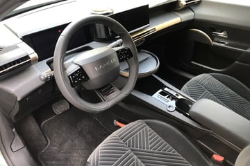 Review – Lancia Ypsilon Electric (2025) ...