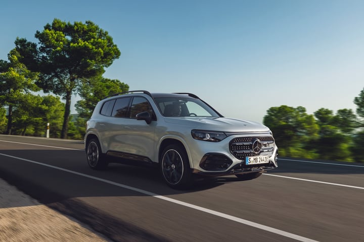 Der neue elektrische Mercedes-Benz GLB. Hightechsilber. 

The all-new electric M ...