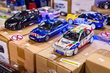 Op deze autobeurs staan misschien wel 100.000 auto’s ...