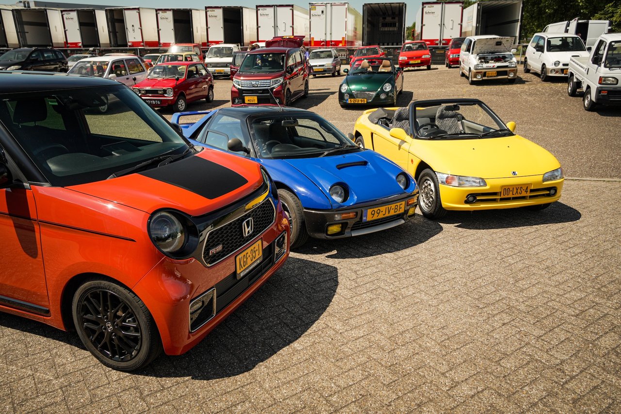 Suzuki Cara tussen diverse andere kei-cars van Nederlandse eigenaren.