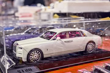 Op deze autobeurs staan misschien wel 100.000 auto’s ...