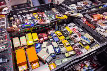 Op deze autobeurs staan misschien wel 100.000 auto’s ...