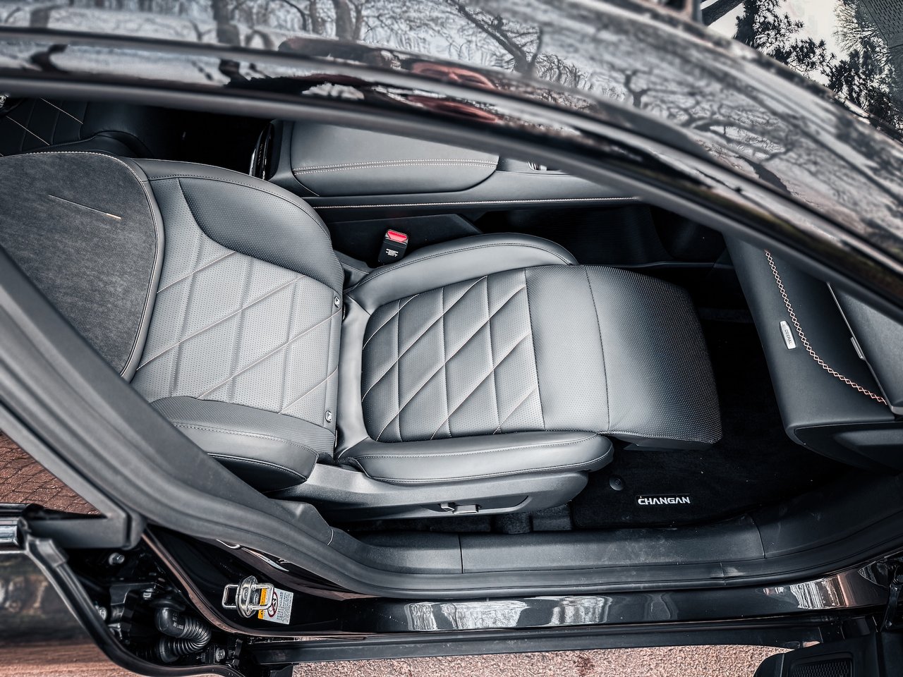 De bijrijder voorin zit Business Class