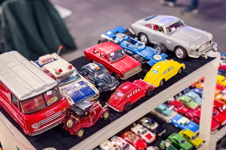 Op deze autobeurs staan misschien wel 100.000 auto’s ...