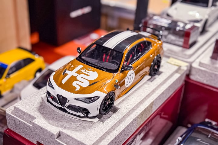 Op deze autobeurs staan misschien wel 100.000 auto’s ...