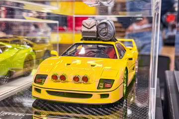 Op deze autobeurs staan misschien wel 100.000 auto’s ...