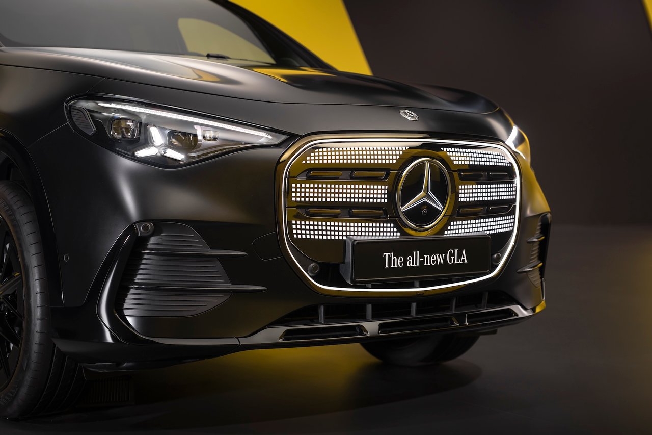 Een verlichte grille voor de nieuwe elektrische GLA