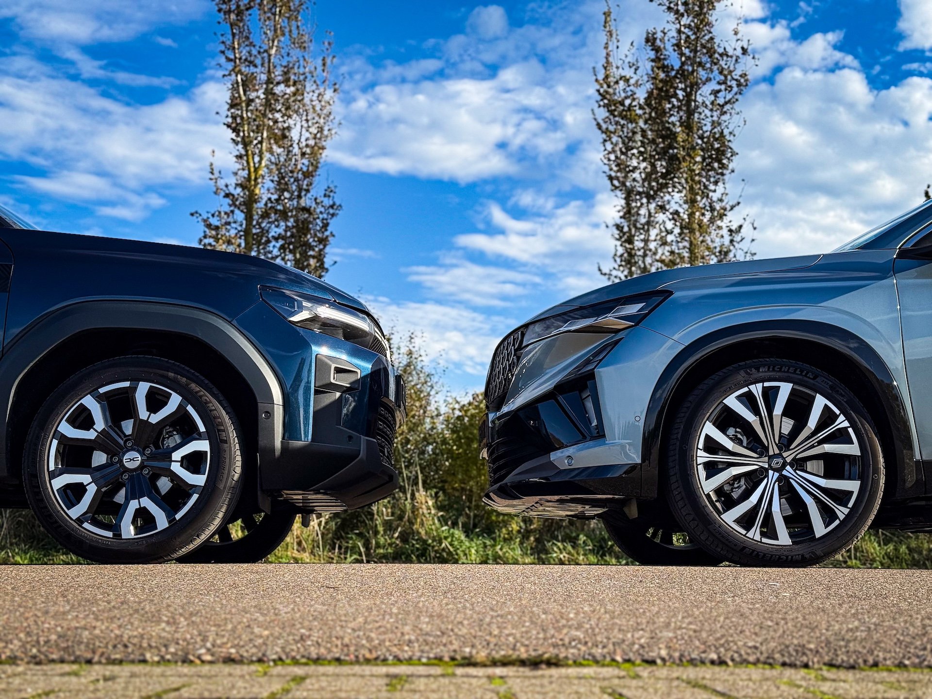 Links: Dacia Bigster Hybrid 155 - Rechts: Renault Espace E-Tech Hybrid 200