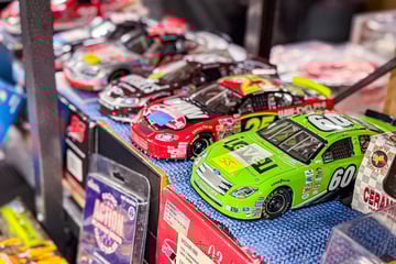 Op deze autobeurs staan misschien wel 100.000 auto’s ...