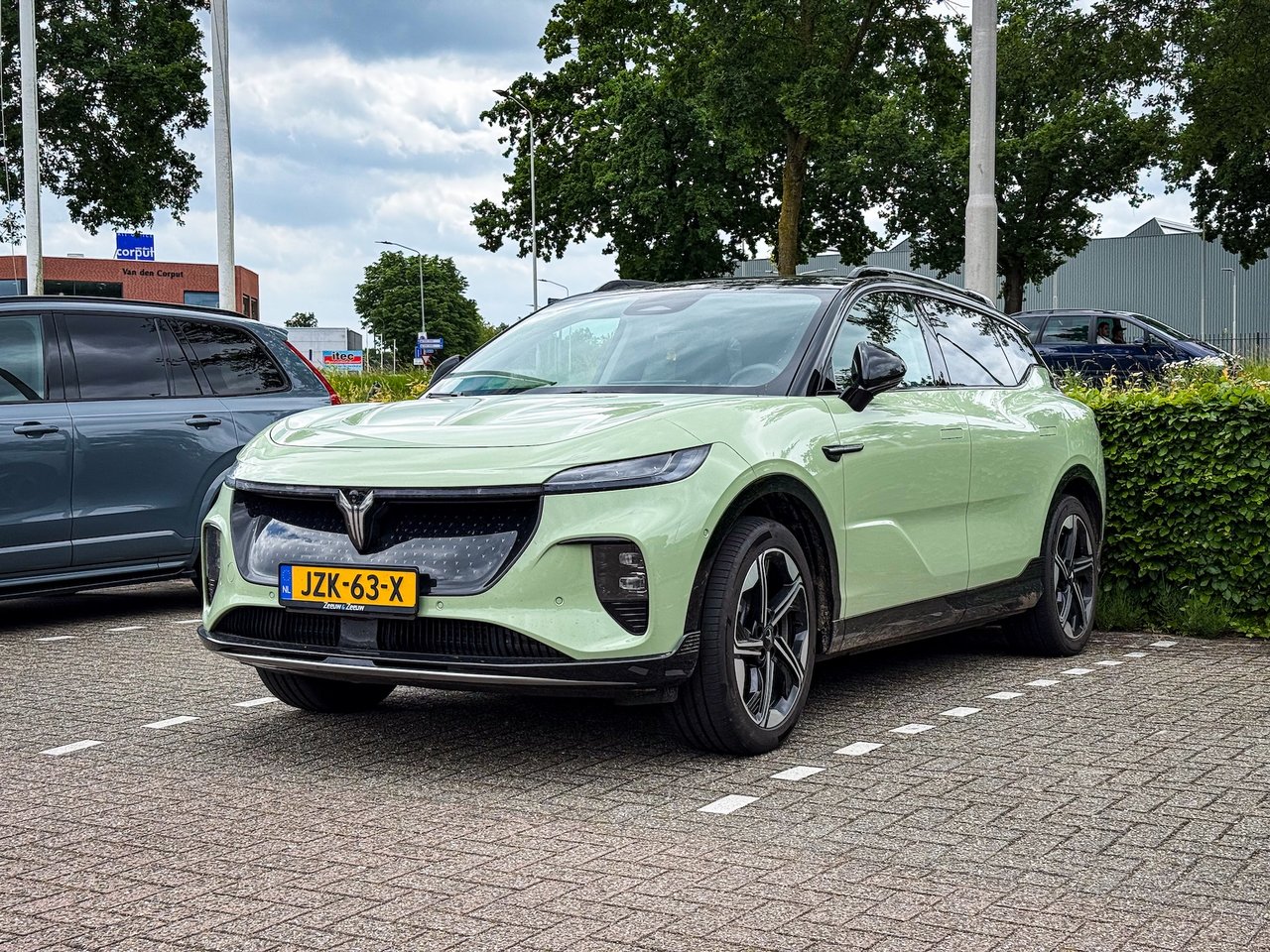 Voyah Courage gespot in de kleur Khaki Green.